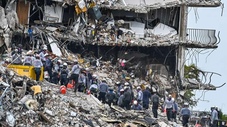 En medio de los escombros ayer fueron recuperados los restos de 6 personas más víctimas del colapso del edificio. / Foto: AFP