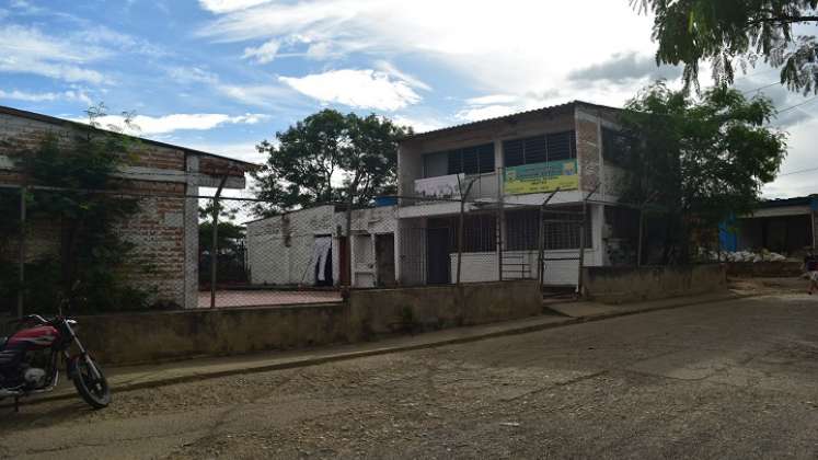 La escuela que albergaba a los jóvenes del barrio fue clausurada por una falla estructural. / Fotos Pablo Castillo / La Opinión