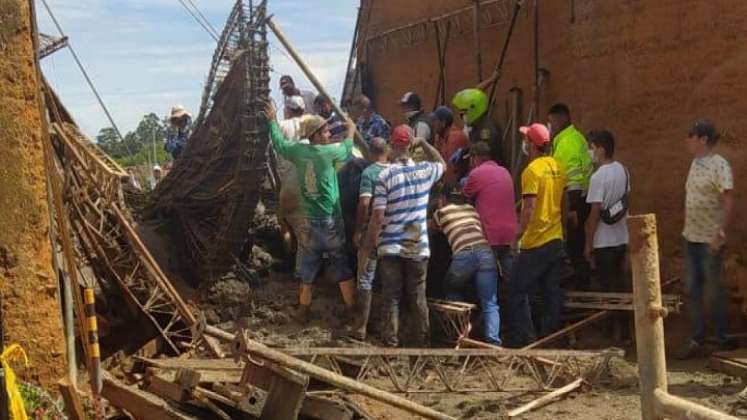 Emergencia tras colapso de un muro en el mercado campesino de la Mesa de los Santos./Foto: tomada de Vanguardia