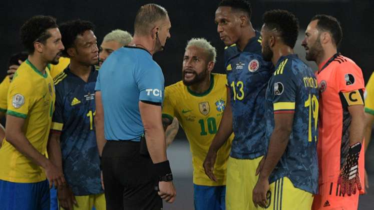 Al minuto 77 del partido se presentó una jugada donde el balón rebota en el árbitro central Néstor Pitana y deriva en un ataque prometedor para el equipo brasilero que termina en gol. / Foto: AFP