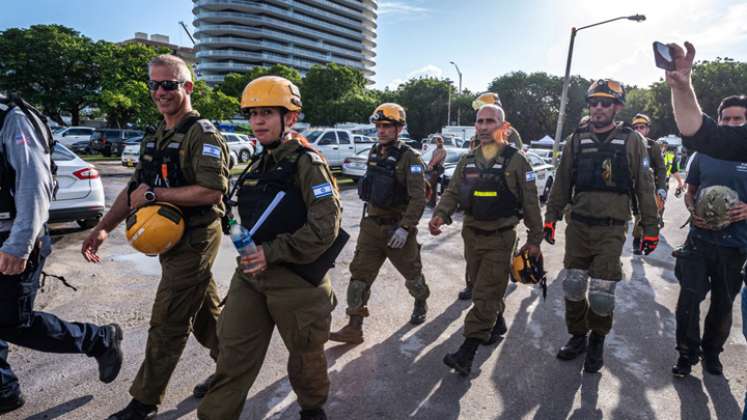 Los miembros de la delegación de Israel Rescuers se reúnen a su llegada al área cerca del edificio de condominios Champlain Towers South de 12 pisos parcialmente derrumbado en la ciudad de Surfside, Florida, el 27 de junio de 2021. / Foto: AFP