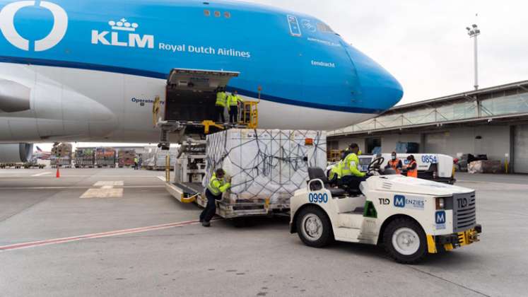 Las vacunas llegaron al Aeropuerto El Dorado de Bogotá, a las 4:43 de la tarde, en el vuelo MP6161 de la compañía KLM Cargo, operado por la aerolínea neerlandesa Martin Air, procedente de Miami (Estados Unidos). / Foto: Colprensa