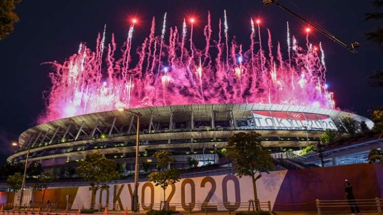 Los fuegos artificiales iluminan el cielo sobre el Estadio Olímpico durante la ceremonia de apertura de los Juegos Olímpicos de Tokio 2020./Foto: AFP