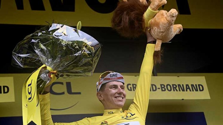 Tadej Pogacar ciclista de Eslovenia se vistió de líder en la octava etapa del Tour de Francia