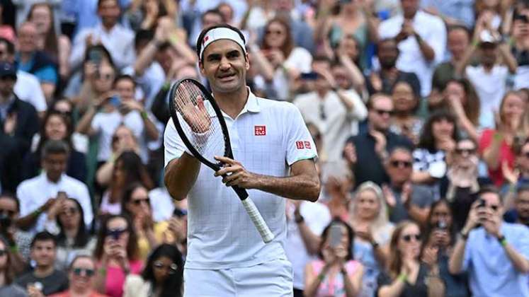 Roger Federer tenista suizo, sigue con paso firme en Wimbledon