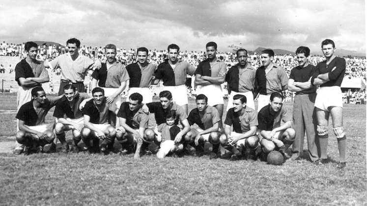 Plantilla del Cúcuta Deportivo de 1951 que se presentí en la reinauguración de El Campín: / Foto: Archivo