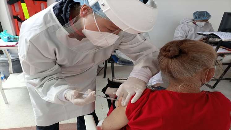 Faltan muchos adultos por vacunarse contra la COVID- 19. /Foto: Roberto Ospino/ La Opinión 