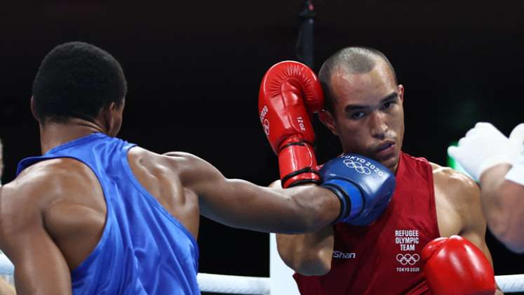 Euri Cedeño Martínez de República Dominicana (azul) reacciona durante su combate de boxeo preliminar de peso medio masculino (69-75 kg) contra Eldric Sella Rodríguez (rojo) del Equipo Olímpico de Refugiados. / Foto: AFP