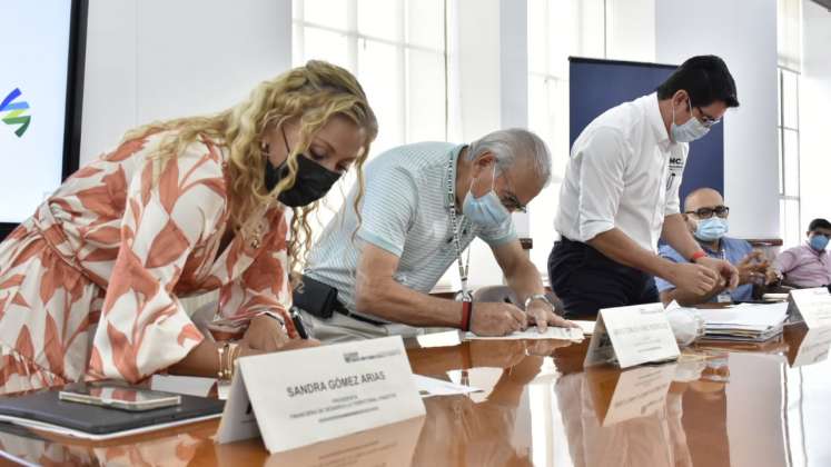 El convenio fue firmado por el  alcalde de Cúcuta Jairo Yáñez, la presidenta de Findeter, Sandra Gómez, y el director del AMC, Miguel Peñaranda. Foto: Cortesía