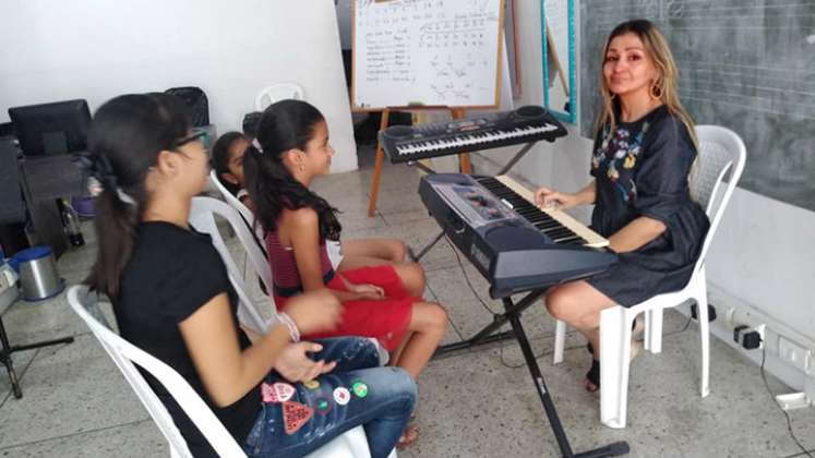 La artista Carmen Rodríguez comparte conocimiento con un semillero de alumnos de la región y además es gestora cultural./ Foto Facebook