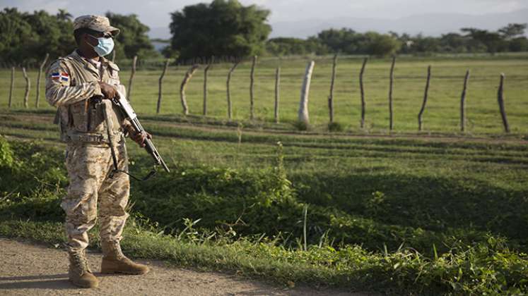Un soldado custodia el paso fronterizo de Dajabón entre República Dominicana y Haití