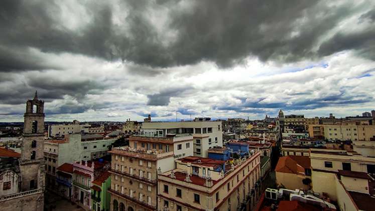 Vista de grandes nubes grises sobre La Habana antes del paso de la Tormenta Tropical Elsa
