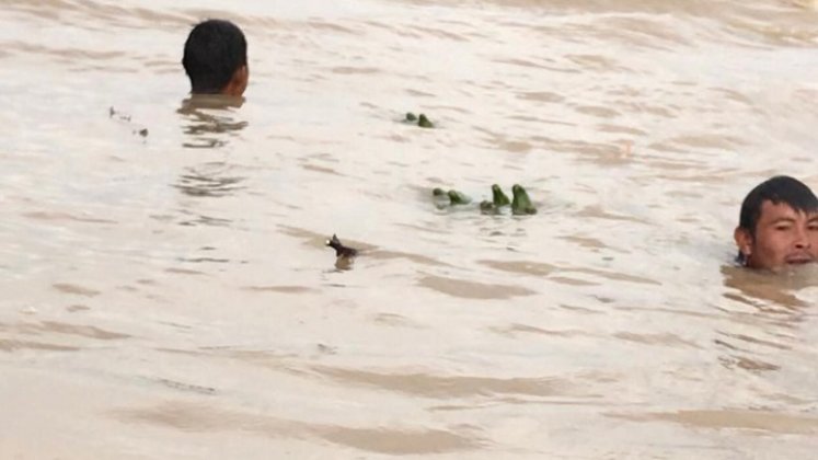 Dos hombres pertenecientes a la comunidad indígena Sikuani, que habían naufragado en aguas del río Guaviare, fueron rescatados por tropas de las Armada Nacional./Foto: Colprensa