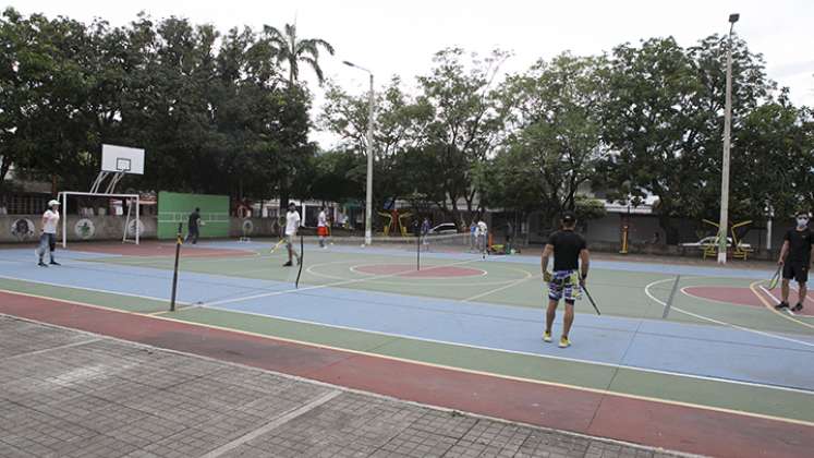Improvisada cancha de tenis en San Martín