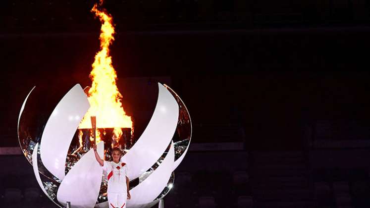 Naomi Osaka, primera tenista en encender la llama olímpica 