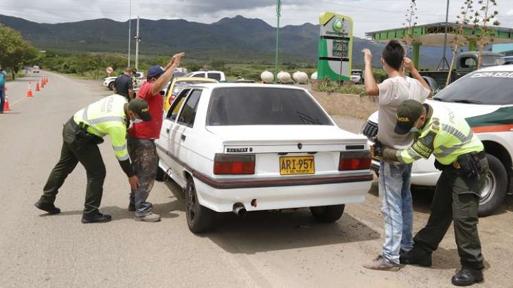 Ayer, los uniformados se encontraban haciendo controles en el anilo vial oriental de la ciudad. Foto: Luis Alfredo Estévez/La Opinión