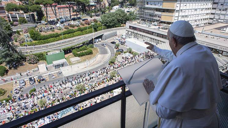 El Papa rezó el Ángelus desde un balcón del policlínico Gemelli, donde se encuentra internado.