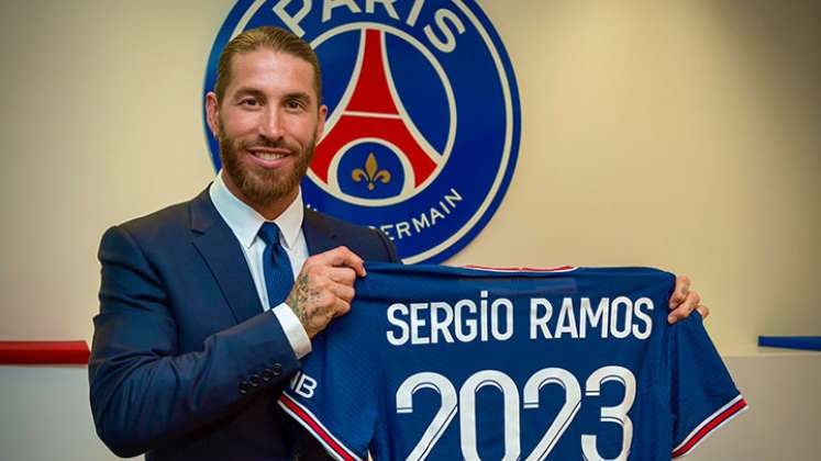 El defensor central Sergio Ramos jugará con el PSG hasta el 2023. 