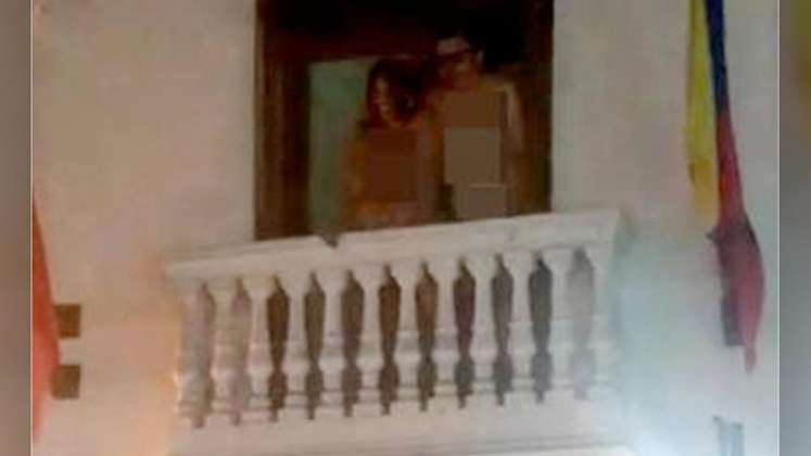La pareja salió desnuda al balcón del hotel.