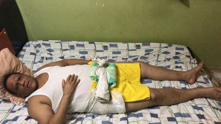 Aníbal López lleva tres es postrado en una cama, luego de ser atropellado en Caracas. Desesperado ante la falta de atención médica en Venezuela, su esposa se lo trajo a Cúcuta. / Foto: Cortesía