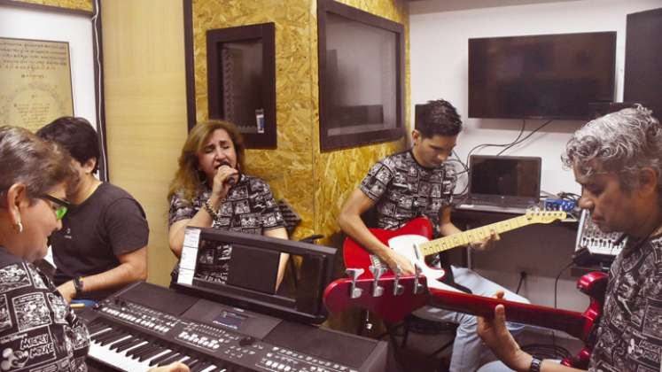 Walter Córdoba es el profesor y coordinador de la banda y también toca la guitarra. La voz  es de María del Rosario Hurtado, hermana de Claudia. / Foto Pablo Castillo-La Opinión.