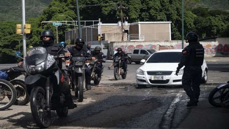 Integrantes de la Policía Nacional Bolivariana ingresan a la colonia El Valle en las inmediaciones de la Cota 905, durante enfrentamientos contra presuntos integrantes de una banda criminal en Caracas./Foto: AFP
