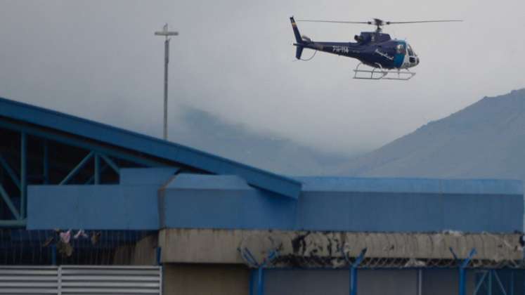 Un helicóptero militar sobrevuela la prisión Sierra Centro Norte en Latacunga, Ecuador, luego de que ocurriera un motín. Los disturbios en dos cárceles en Ecuador el miércoles dejaron 21 muertos, dijeron las autoridades. / Foto: AFP