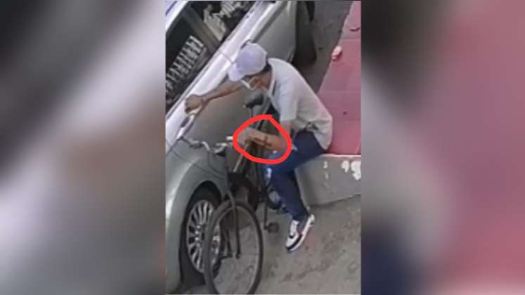Un delincuente en bicicleta se robó dos manijas de un vehículo estacionado en una vía del barrio El Contento. El hombre tiene un tatuaje en su brazo izquierdo. / Foto: Captura de video