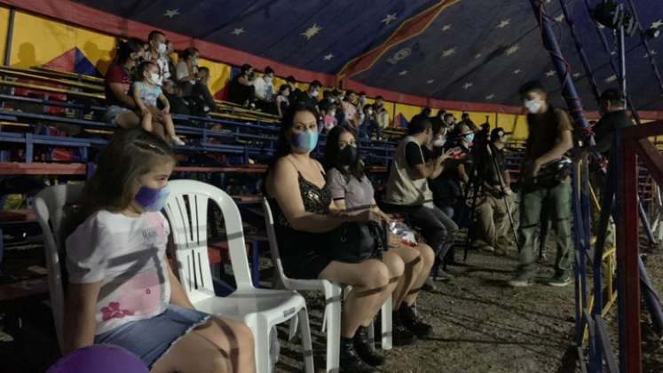 Después de visitar los departamentos Santander y Cundinamarca, llevando alegría y diversión, los soldados llegaron a Cúcuta, Norte de Santander, y desde el sábado pasado, cada noche, brindan ratos amenos a las familias. / Foto: Cortesía