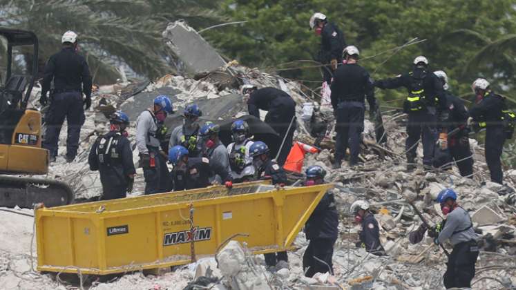 Después de una breve parada para demoler los restos en pie, el personal de búsqueda y rescate continúa trabajando en la pila de escombros del condominio Champlain Towers South de 12 pisos parcialmente derrumbado. / Gráfico: AFP
