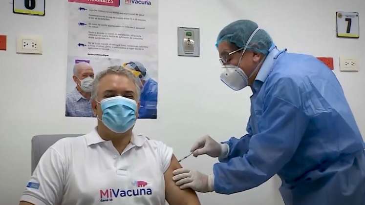 Ministro de Salud aplicó segunda dosis de vacuna al presidente Iván Duque./Foto: Colprensa
