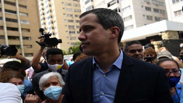 El líder opositor Juan Guaidó es recibido por sus vecinos frente a su residencia en Caracas, el 12 de julio de 2021./Foto: AFP
