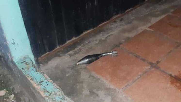 Hacia las 10:00 de la noche, de ese mismo día, dos artefactos explosivos fueron lanzados a la estación de Policía de Tibú.  