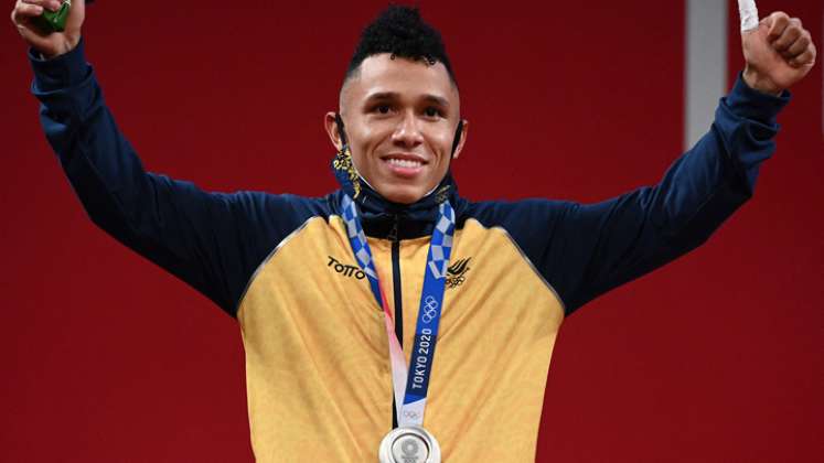 El pesista vallecaucano,quien en Rio 2018 logró medalla de bronce, le regala al país la presea de plata en los Juegos Olímpicos de Tokio 2020. / Foto: AFP