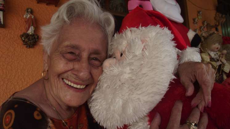 Murió Raquel Vega, con toda una vida coleccionando Papá Noel. En cada Navidad eran los invitados de honor en su casa. A la edad de 102 años se marchó al más allá como entre un sueño./ Foto: Cortesía