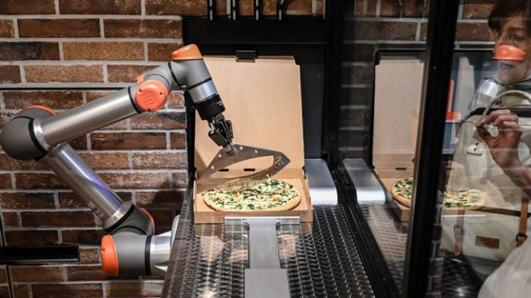 El robot para hacer pizzas de la startup parisina Pazzi, que comenzó a operar en el corazón de París, puede ser el precursor de un ejército de futuros robots cocineros en todo el mundo. El pequeño restaurante Pazzi, en el distrito de Beaubourg, es el segundo en abrir, después del centro comercial Val d'Europe, que abrió en noviembre de 2019. / Foto: AFP