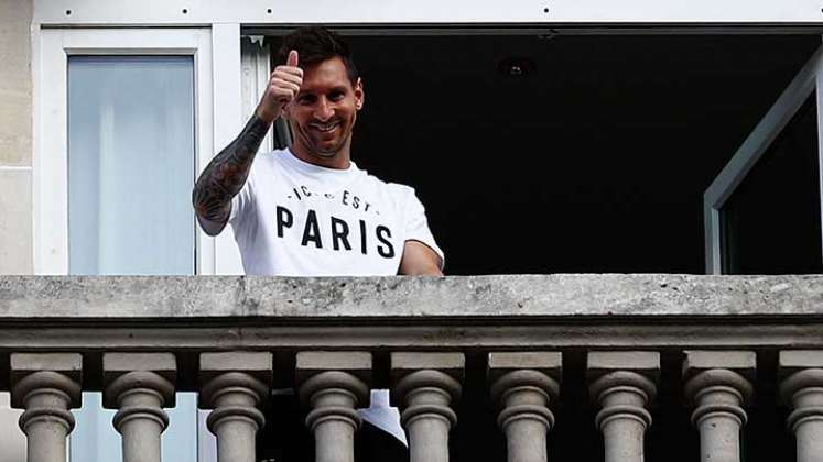 Lionel Messi desde el balcón del hotel en París, donde se hospeda, saluda a los aficionados y a la prensa de todo el mundo.