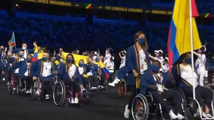 La delegación de Colombia desfiló con algunos de sus deportistas en la inaguración de los Juegos Paralímpicos de Tokio 2020