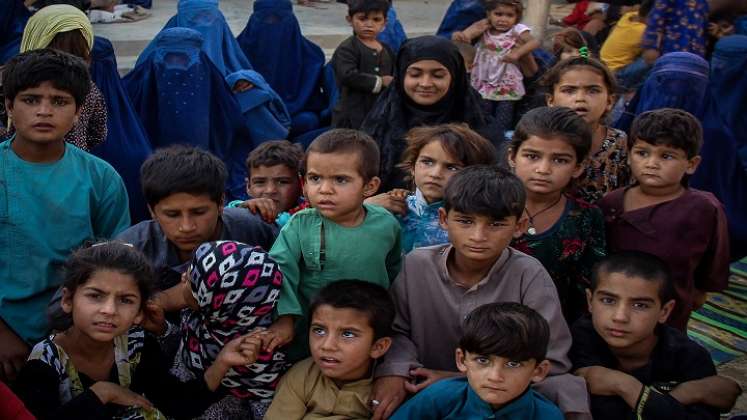 Niños de las familias afganas desplazadas por los combates entre los talibanes y las fuerzas de seguridad afganas. / Foto AFP