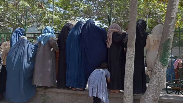 Para las afganas, el regreso de los talibanes es "el fin del mundo"./ (AFP)