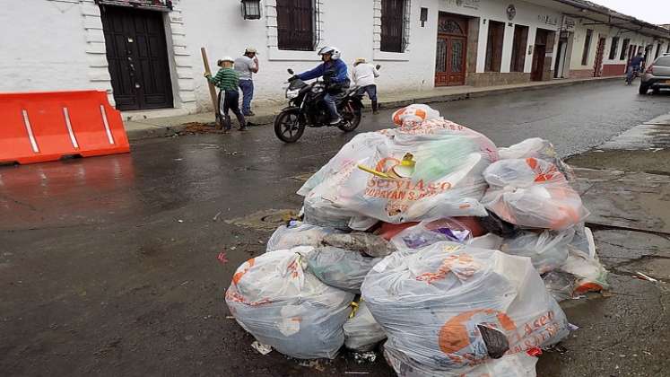 Mientras se resuelve en dónde dispondrá Floridablanca, Piedecuesta y Girón, las autoridades le solicitaron a la población acudir en la mayor medida posible a prácticas de reciclaje. / Foto Colprensa