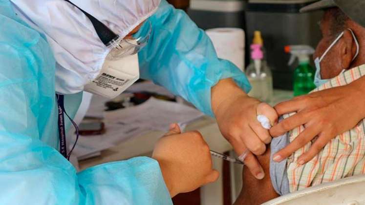 el 30 por ciento de los mayores de 50 aún no se decide a vacunarse contra la COVID-19/Foto Archivo