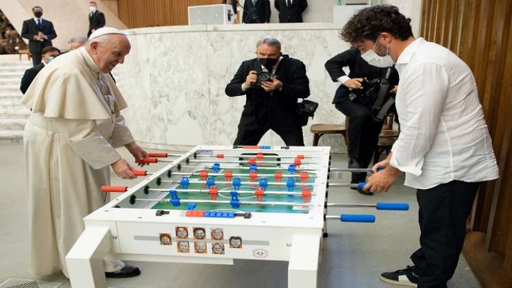La foto muestra al Papa Francisco jugando al futbolín al margen de su audiencia semanal en el Vaticano./ Foto AFP