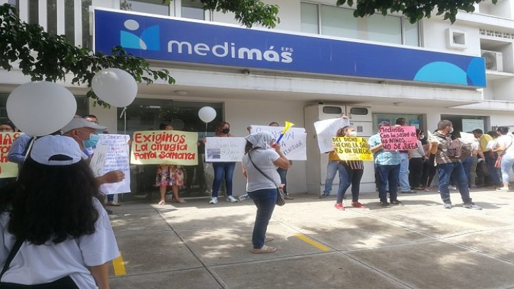Protestan afuera de Medimás para pedir atención urgente a tres menores de Cúcuta./Foto: La Opinión