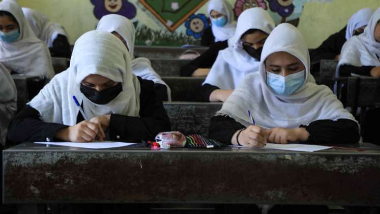 Con el regreso al poder de los talibanes, que aplicaron una versión ultra rigurosa de la ley islámica, muchos países y organizaciones temen por la suerte de las niñas y las mujeres afganas. / Foto: AFP