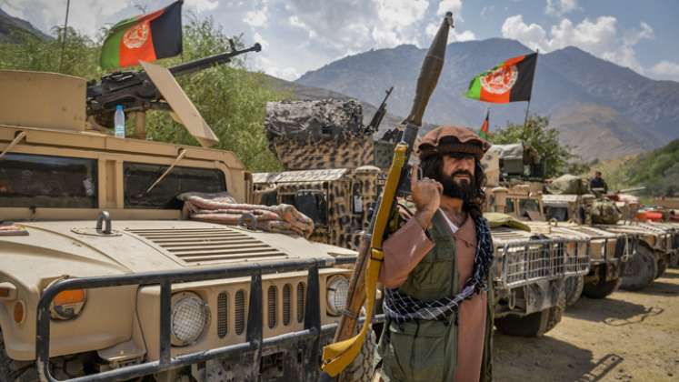 Hombres armados afganos que apoyan a las fuerzas de seguridad afganas contra los talibanes con sus armas y vehículos Humvee en el área de Parakh en Bazarak, provincia de Panjshir,