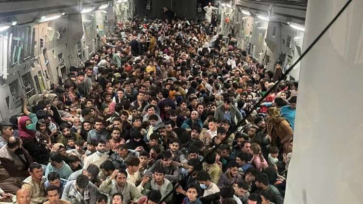 La imagen, que se ha hecho viral, fue tomada en el interior de un avión C-17 de transporte de la fuerza aérea de Estados Unidos. Fue hecha y divulgada por el  sitio de información militar Defense One. / Foto: Twitter