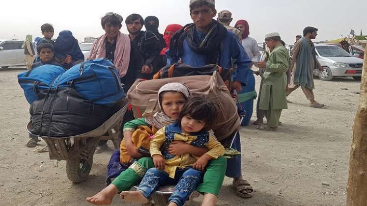 Afganos varados llegan para regresar a Afganistán al punto fronterizo con Pakistán y Afganistán, después de que el presidente Ashraf Ghani huyera del país y admitiera que los insurgentes habían ganado la guerra de 20 años. / Foto AFP