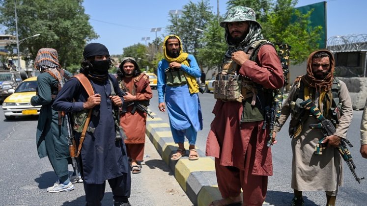Combatientes talibanes montan guardia a lo largo de una carretera cerca de la plaza Zanbaq en Kabul./ Foto AFP