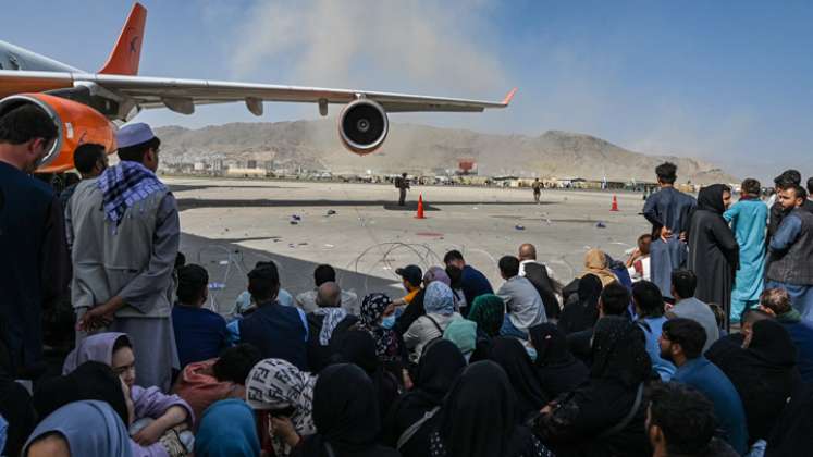 Escenas de caos total en las pistas, con civiles peleándose por subir a las pasarelas o escaleras que conducen a los aviones. / Foto: AFP